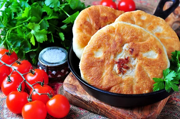 Inicio belyashi pasteles abiertos, fritos en aceite de oliva con cordero y cebolla — Foto de Stock