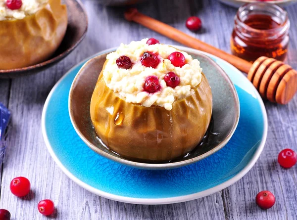 Appels gebakken met kaas en veenbessen gegoten honing. Gezond ontbijt. — Stockfoto