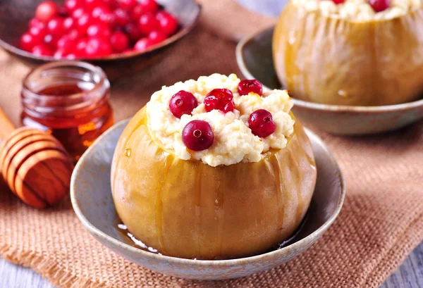Peynir ve cranberries ile pişmiş elma bal dökülür. Sağlıklı kahvaltı. — Stok fotoğraf