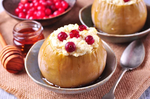 Peynir ve cranberries ile pişmiş elma bal dökülür. Sağlıklı kahvaltı. — Stok fotoğraf