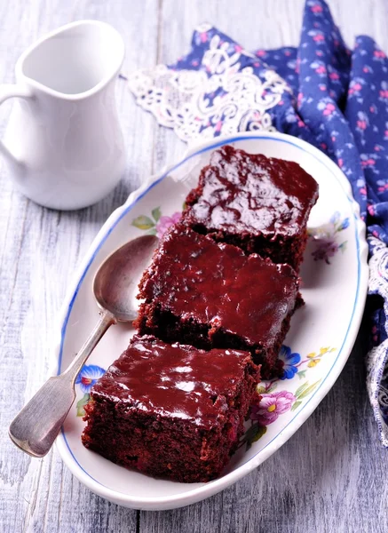 Gâteau brownie au chocolat sur un plateau vintage sur un fond gris. Style rustique. Concentration sélective . — Photo