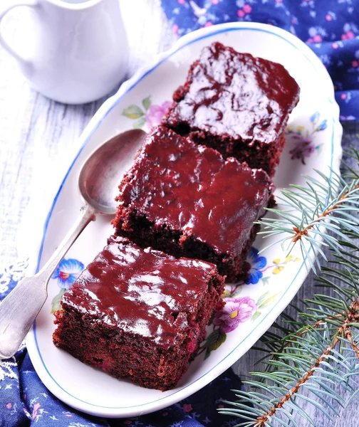 Gâteau brownie au chocolat sur un plateau vintage sur un fond gris. Style rustique. Concentration sélective . — Photo