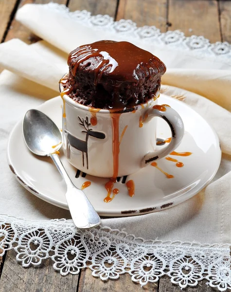 Chocolate cake cooked in a cup in the microwave for 2 minutes. Rustic style. — Stock Photo, Image