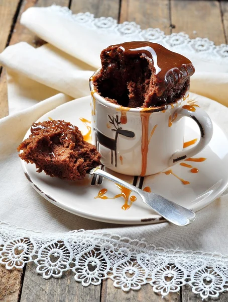 Pastel de chocolate cocido en una taza en el microondas durante 2 minutos. Estilo rústico . — Foto de Stock