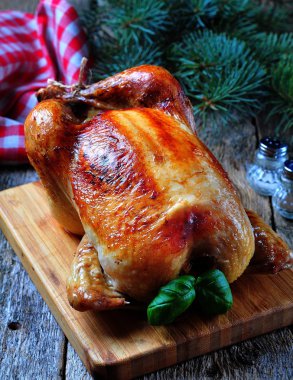 Ahşap bir masa üzerinde tavuk kızartma