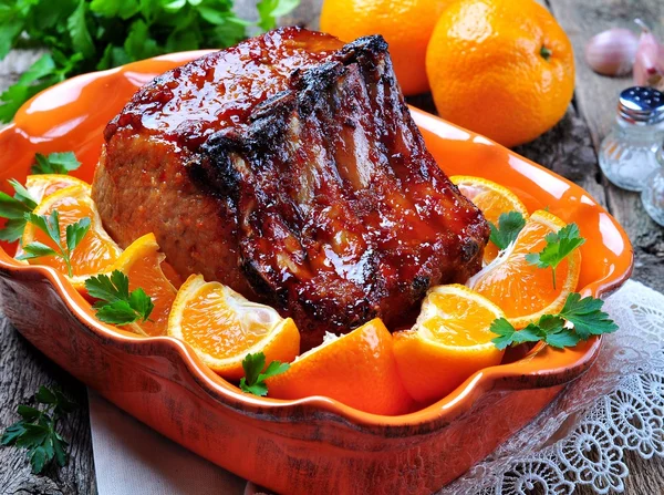 Застекленная кость жареной свинины в апельсиновом соусе с чили и чесноком . — стоковое фото