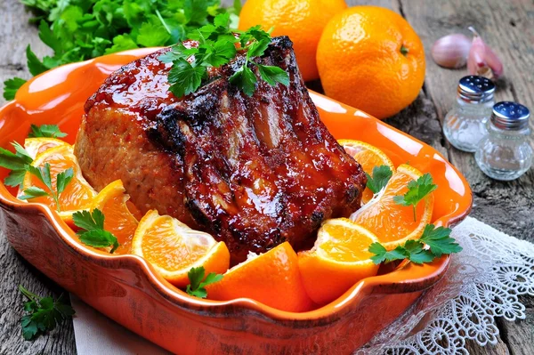 Glasierter Schweinebraten in Orangensoße mit Chili und Knoblauch. — Stockfoto