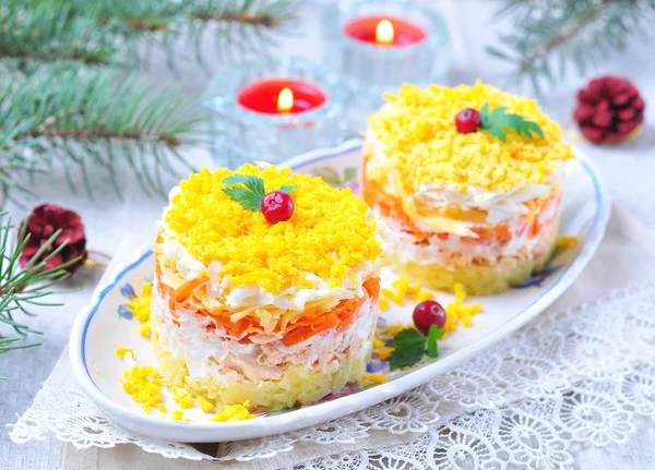 Традиционный русский салат "Мимоза" с лососем, картофелем, сыром, морковью и яйцами . — стоковое фото