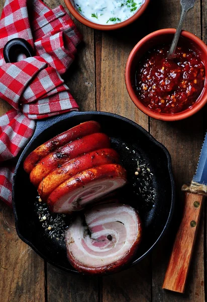 Жареный свиной живот с перцем, морской солью, сушеным розмарином, базиликом и чесноком на деревянном столе. Сельский стиль. Селективный фокус . — стоковое фото