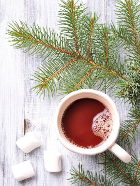 çikolata veya kakao marshmallows Ladin bir Noel fincan arka planda içkiyle