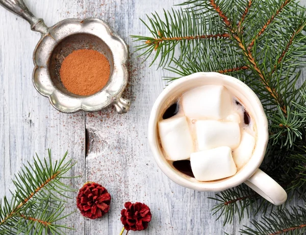 Boisson au chocolat ou au cacao avec guimauves dans une tasse de Noël sur le fond d'épinette — Photo