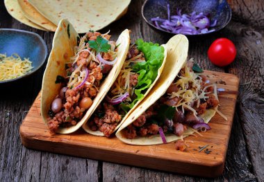 fasulye, peynir ve soğan kıyılmış et ile tacos