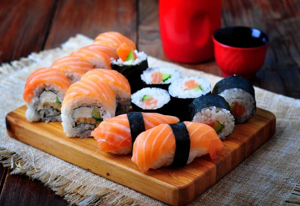 Homemade sushi with salmon, cream cheese Philadelphia and cucumber. selective focus — Stock Photo, Image