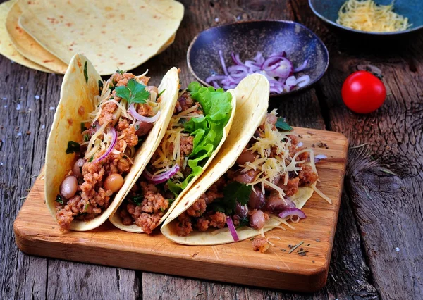 Tacos z mielonego mięsa z fasolą, serem i cebulą — Zdjęcie stockowe