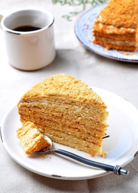 bir fincan kahve ile ev yapımı tatlım pasta