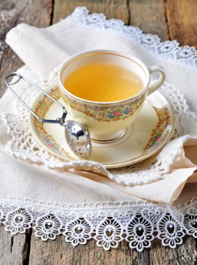 yeşil çay rustik tarzı ahşap bir masaya