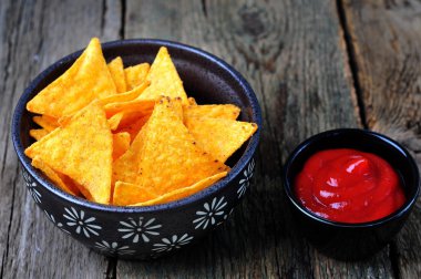 Mısır Tortilla cips veya ahşap masa üzerinde domates soslu cips