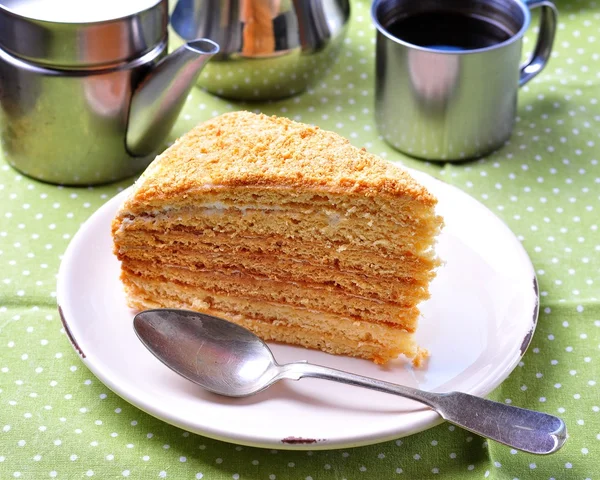 Torta al miele fatta in casa con una tazza di caffè — Foto Stock