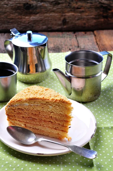 Torta al miele fatta in casa con una tazza di caffè — Foto Stock