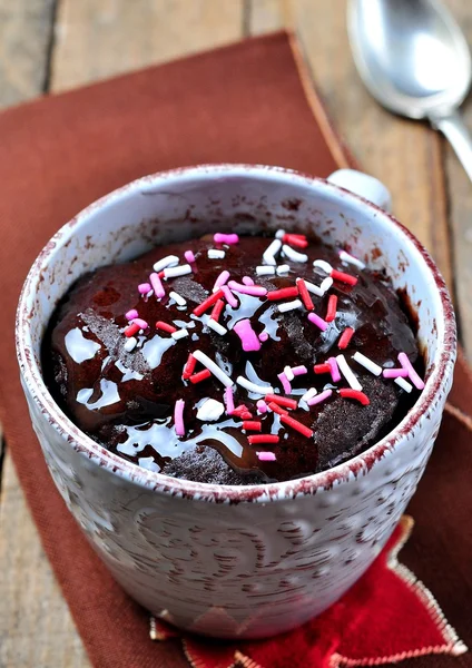 Délicieux gâteau Mug, gâteau au chocolat cuit dans une tasse au micro-ondes — Photo