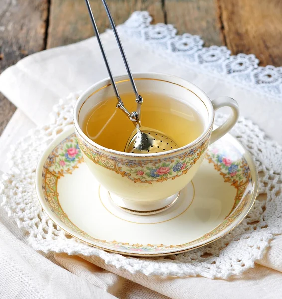 Tasse grünen Tee auf einem Holztisch, rustikaler Stil — Stockfoto