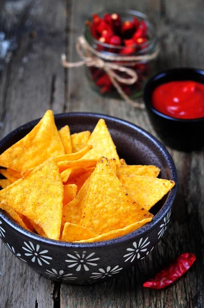 Tortilla de Maíz Chips o Nachos con salsa de tomate sobre mesa de madera —  Fotos de Stock