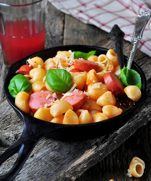 Pasta con salchichas en salsa de tomate con albahaca y queso — Foto de Stock