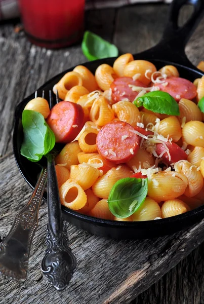 Pasta con salchichas en salsa de tomate con albahaca y queso — Foto de Stock