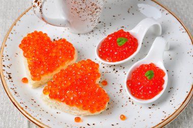 Kırmızı havyar ve tereyağlı sandviç.