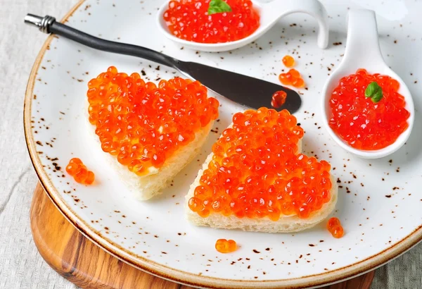 Sandwich au caviar rouge et beurre — Photo