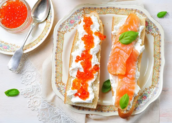 Panini con formaggio morbido e caviale di salmone affumicato — Foto Stock