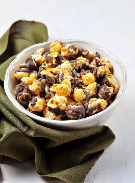 Popcorn met honing en chocolade — Stockfoto