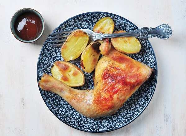 Patata de pollo asado con papas al horno — Foto de Stock