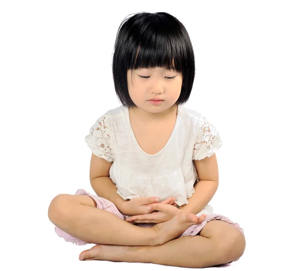 Anak kecil asia melakukan meditasi dalam praktek Buddha — Stok Foto