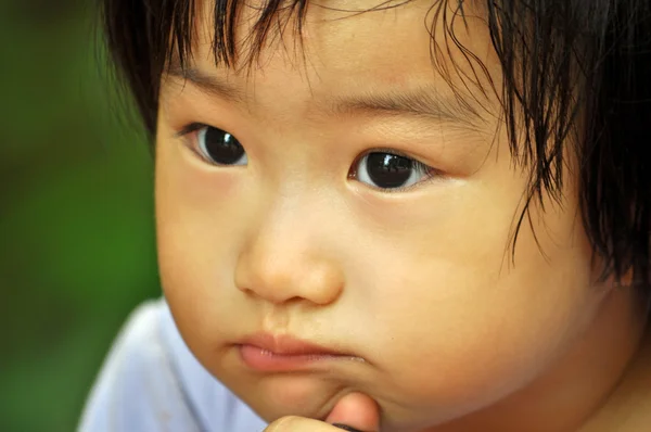 Visage d'un ennuyé asiatique petit enfantsl — Photo