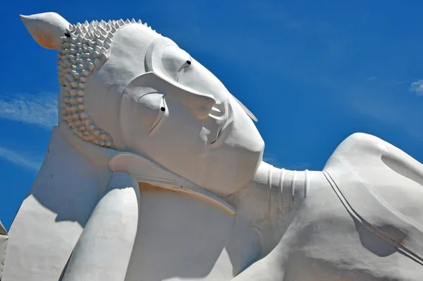 Giant reclining buddha over blue sky — Stock Photo, Image