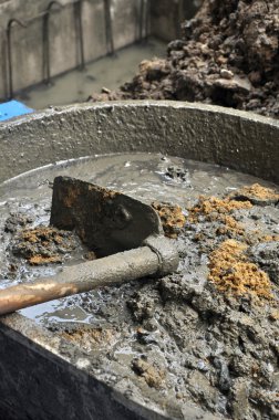 Beton bir kürekle karıştırma