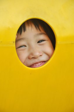 Bahçesi delikten asain kız iletiye göz atar