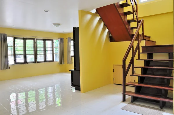 Habitación vacía con escalera marrón — Foto de Stock