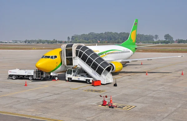 VIENGTIANE - DECEMBER 31: Lao Central Airline plane parking on g — Stock Photo, Image