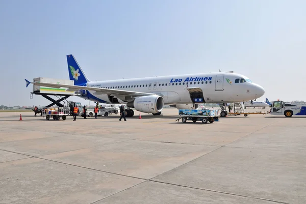 VIENGTIANE - DECEMBER 31: Lao Airlines plane parking on gate way — Stock Photo, Image