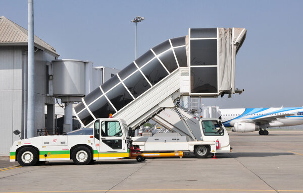 соединительный мост в ожидании самолетов
