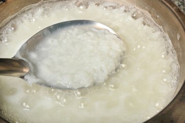 Asya pirinç lapası ya da tencerede haşlanmış pirinç