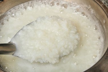 Asya pirinç lapası ya da tencerede haşlanmış pirinç