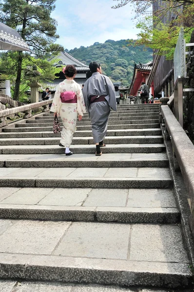 Young japanese yukata couple walk together to the shrine — Stock Photo, Image