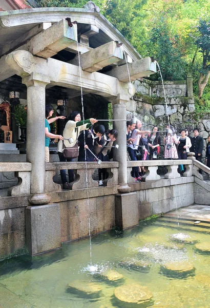 Shinto believers rinse their mouths and clean their hands — Stock Photo, Image