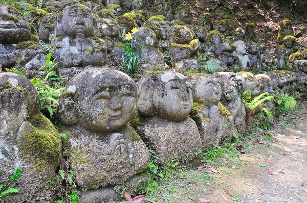 Figures en pierre sculptée de Rakan au temple Otagi nenbutsu-ji à Ara — Photo