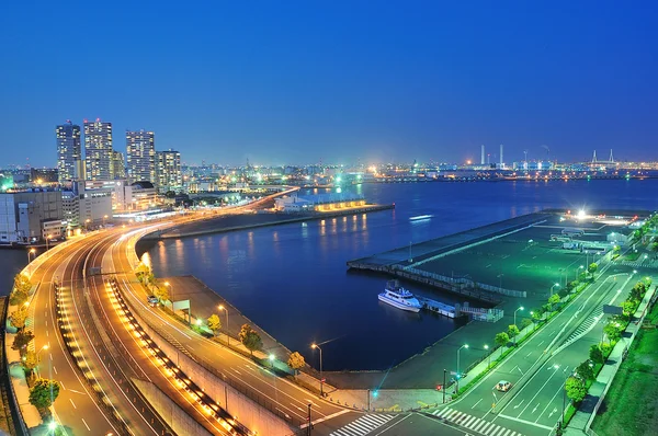 Yokohama liman tarafı alanı ve Minato mirai köprü gece — Stok fotoğraf