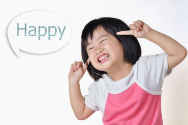 gülümseyen ve yüzüne karşı işaret eden küçük Asyalı kız 