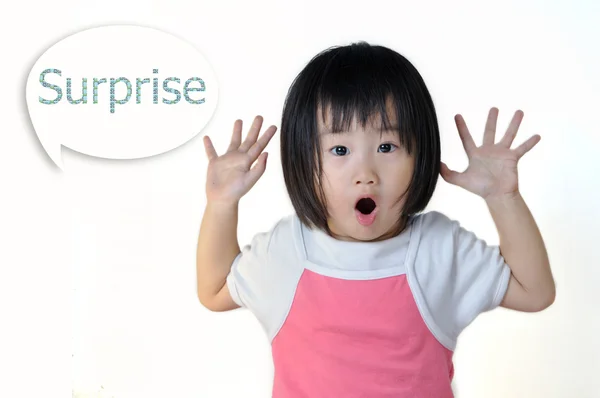Surpreendido asiático criança pequena abrir sua montanha e levantando seu han — Fotografia de Stock